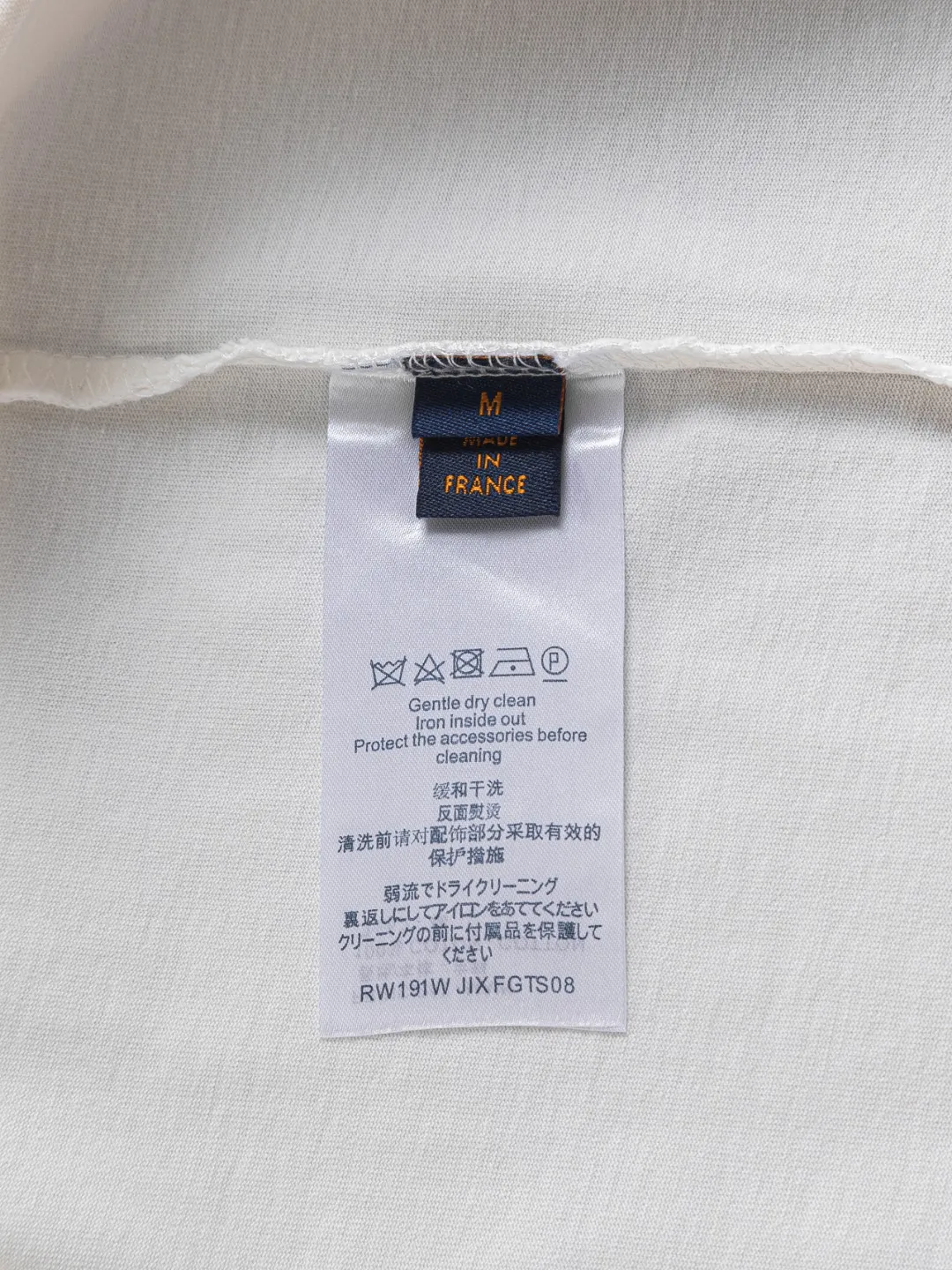 🅿️190 Louis Vuitton 1V LV slightly wide version S-XL 26SS LV new product counter catwalk style three-dimensional plain letter embroidery on the chest🪡logo large logo embroidery on the back🪡logo short-sleeved T-shirt, the same style for men and women! Short-sleeves are not the same as the general public, but must be unique and eye-catching. This LV short-sleeves is all about quality, comfort, consistent style, fashion, including fabrics and cutting techniques, all of which have been made with great effort! 320 grams of washed pure cotton fabric, pure cotton is breathable, very refreshing and comfortable for daily wear. The rib knitting on the neckline is smooth and tight, and the neckline will not be skewed if you toss it at will. The loose version, you will find that it looks really good on the upper body. The overall is minimalist and neat, super versatile for daily use! Pair it casually with a pair of pants for a youthful look. A T-shirt will make your outfit crazy. It is a fashionable item that can never go wrong! Color: Black White Rose Size: S-XL Size chart: S: Shoulder width 50-Bust 56-Length 70 M: Shoulder width 52-Bust 57-Length 72 L: Shoulder width 54-Bust 59-Length 74 XL: Shoulder width 56-Bust 62-Length 76